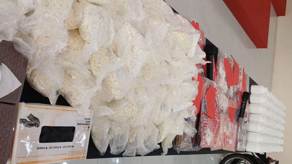 OBAT TERLARANG: Barang bukti ratusan ribu pil kolo yang diamankan Satresnarkoba Polres Mojokerto Kota.