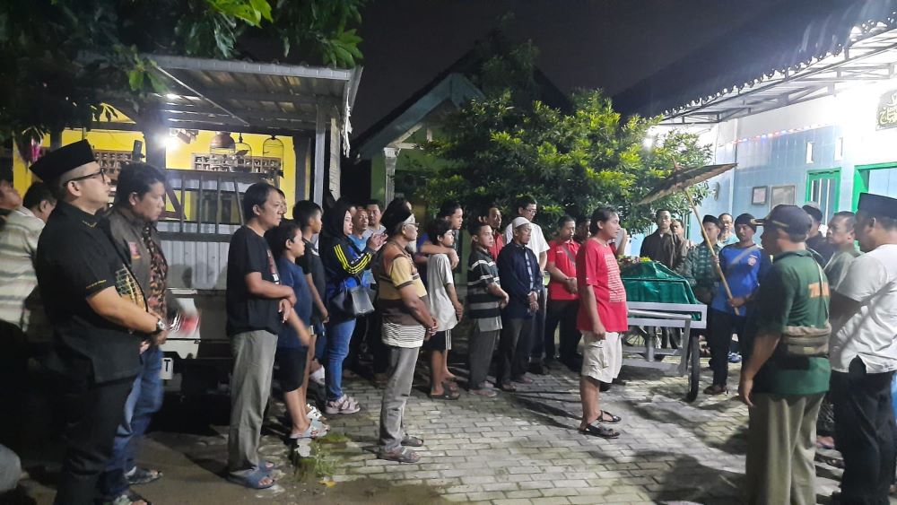 DISEMAYAMKAN: Jenazah Alfian Aditya Pratama, salah satu siswa SMPN 7 Mojokerto yang menjadi korban tenggelam di Pantai Drini, Gunungkidul, DIY, dilepas untuk dimakamkan, Selasa (28/1) malam.