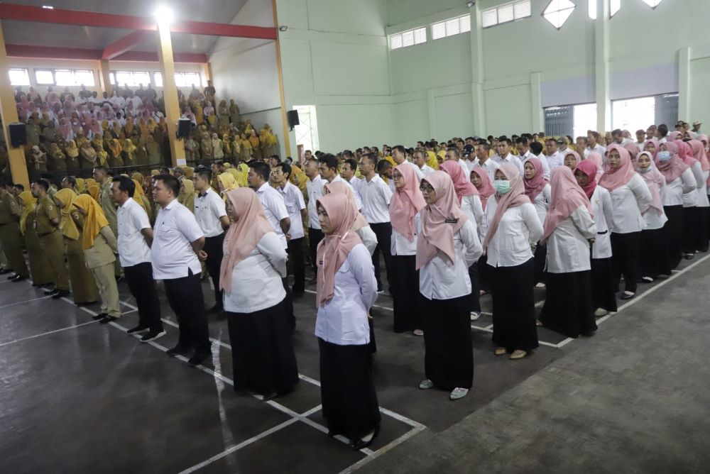 PROSES LAMA: Guru TK Kabupaten Mojokerto saat berada di GOR Dispendik Kabupaten Mojokerto. Masih banyak guru yang belum mengantongi sertifikasi profesi.
