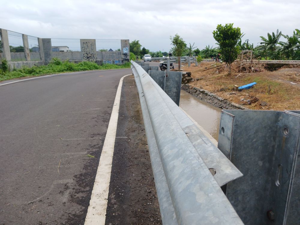 SASARAN PENCURI: Kondisi guardrail atau pembatas jalan di Kelurahan Meri, Kecamatan Kranggan, yang bautnya hilang, kemarin.