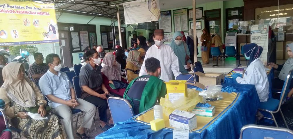 SYARAT WAJIB: Petugas puskesmas memeriksa kesehatan calon jemaah haji Kabupaten Mojokerto beberapa waktu lalu.