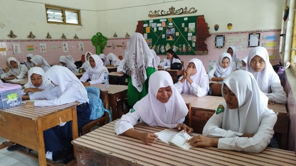 DOA BERSAMA: Siswa SMPN 8 Mojokerto membaca Yasin dan tahlilan bersama di ruang kelas masing-masing.