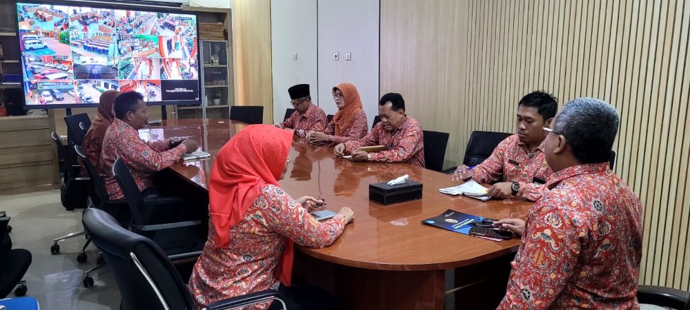 REMBUG BERSAMA: Kadispendik Kabupaten Mojokerto Ludfi Ariyono menggelar rapat koordinasi bersama MKKS dan FK3S terkait penangguhan outing class, Kamis (30/1) di Dispendik Kabupaten Mojokerto.