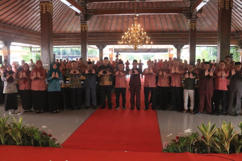 SINERGISITAS: Bupati dan Wakil Bupati Mojokerto terpilih periode 2025-2030 Muhammad Albarraa - dr M. Rizal Octavian bersama forkopimda, Sekdakab Teguh Gunarko, para asisten dan staf ahli bupati.