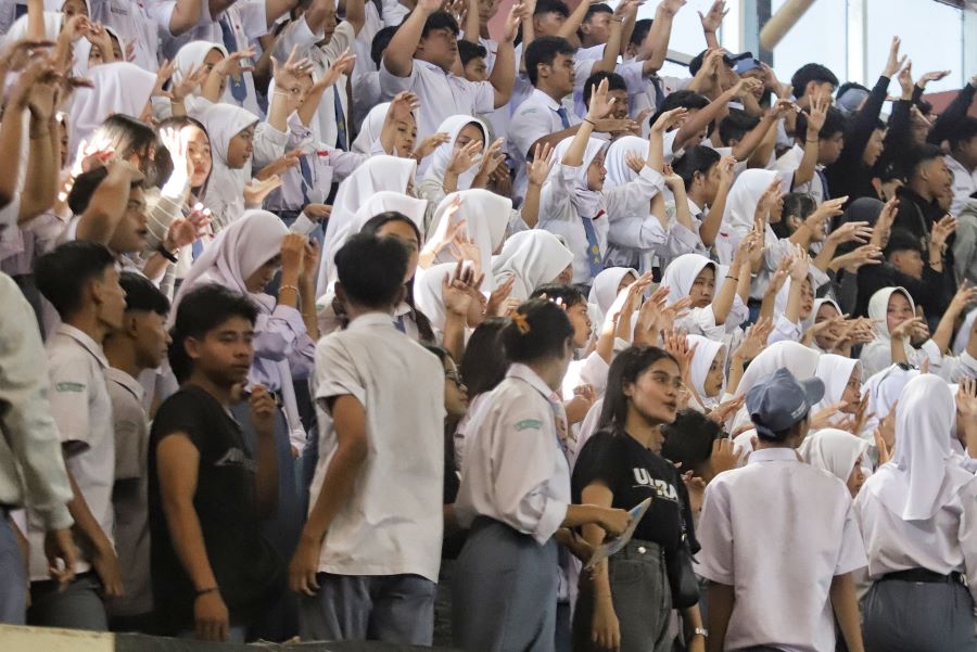 TUNTUT ILMU: Suasana siswa menengah atas ketika berkegiatan. Pemprov tak melarang study tour tapi sekolah wajib mengajukan izin resmi.