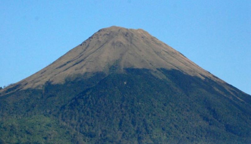 DITUTUP: Gunung Penanggungan di Kecamatan Trawas, Kabupaten Mojokerto. Lima pendaki dievakuasi setelah terjebak badai.
