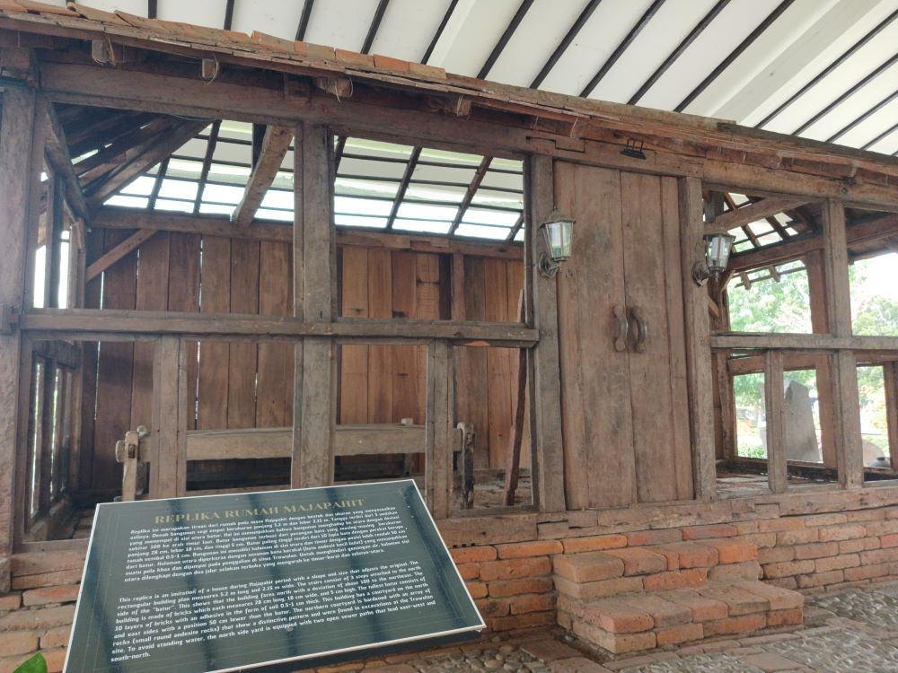 ANTIBANJIR: Replika rumah dari masa kerajaan Majapahit di Museum PIM, Desa/Trowulan, Kabupaten Mojokerto.