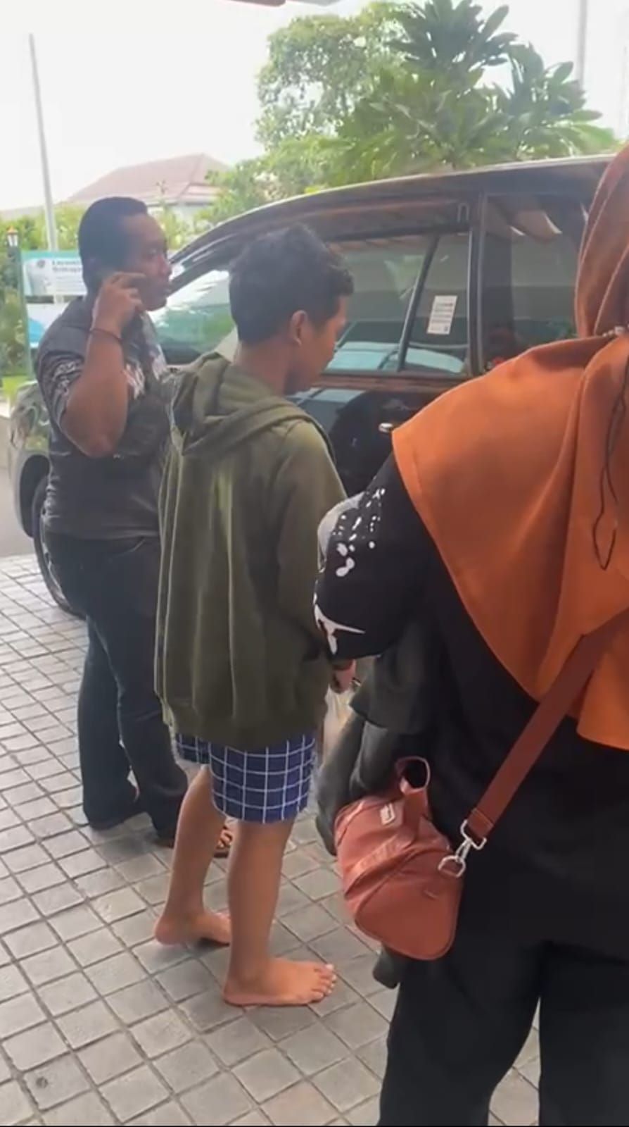 BERTEMU KELUARGA: Ainoah Reza, salah satu siswa korban kecelakaan laut di Pantai Drini, Gunung Kidul, Yogyakarta, yang menjalani perawatan di RSUP Dr Sardjito kembali ke Kota Mojokerto.