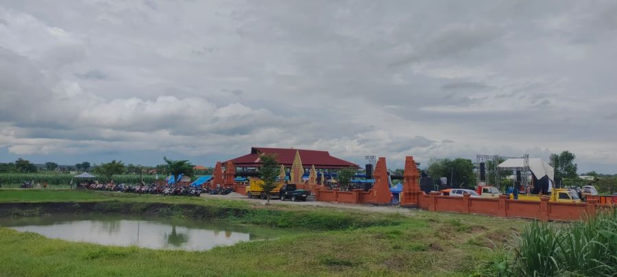 JADI DAYA TARIK: Wisatawan menikmati destinasi Wisata Desa Gunung Sawah di Desa Mojogebang, Kecamatan Kemlagi.
