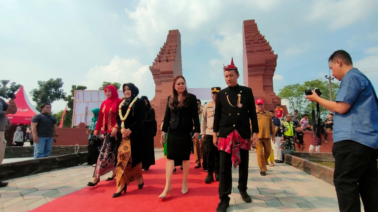 UNTUK DESA: Bupati Mojokerto Ikfina Fahmawati saat meresmikan RTH Taman Sekumpul Mojo tahun 2024 lalu.