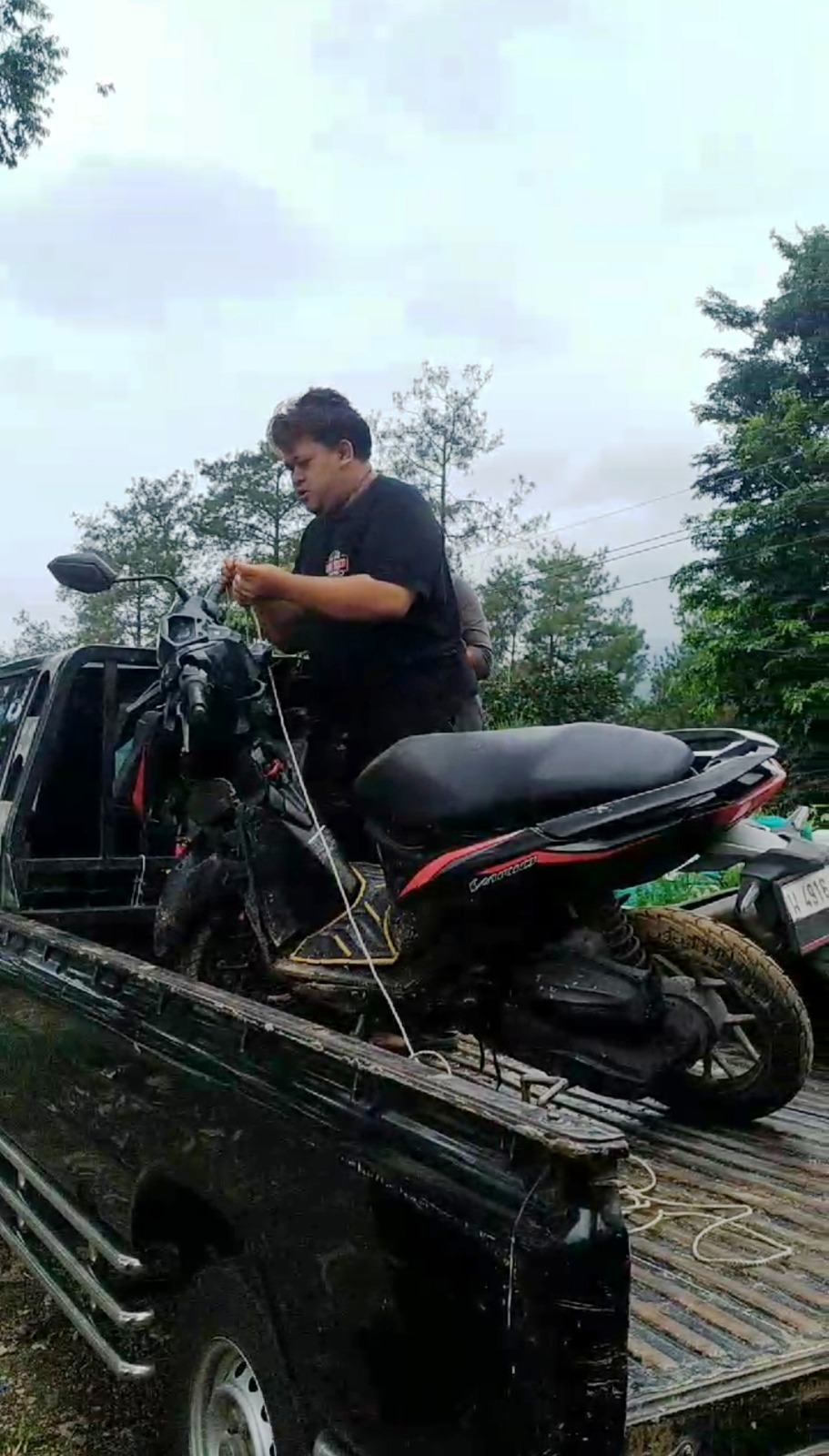 HILANG KENDALI: Relawan mengevakuasi motor matik milik korban pasca mengalami rem blong di jalur Pacet-Cangar, kemarin (1/2).