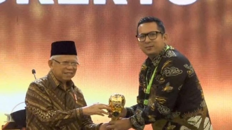 TINGKAT NASIONAL: Pj Wali Kota Mojokerto Moh. Ali Kuncoro menerima penghargaan&nbsp;Universal Health Coverage&nbsp;(UHC) kategori utama tahun 2024 yang diserahkan Wakil Presiden periode 2019-2024 Ma&rsquo;ruf Amin.