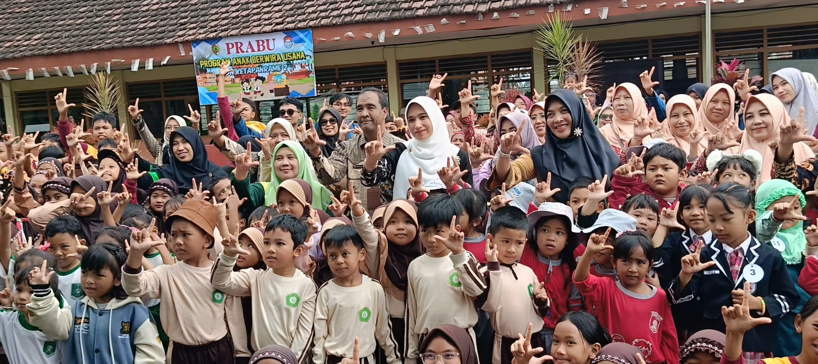 SALAM LITERASI : Ketua TP PKK Kabupaten Mojokerto, Shofiya Hanak Al Barra bersama peserta kegiatan usai membuka Lomba di SDN Ketapanrame 2 (1/2).