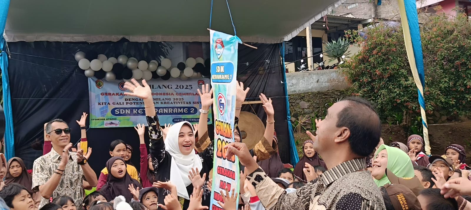 SALAM LITERASI : Ketua TP PKK Kabupaten Mojokerto, Shofiya Hanak Al Barra bersama peserta kegiatan usai membuka Lomba di SDN Ketapanrame 2 (1/2).