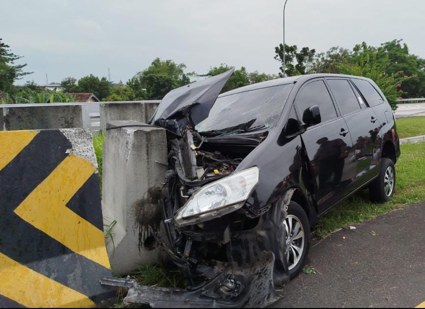 RINGSEK: Kondisi mobil setelah menabrak beton pembatas jalan di Tol Jomo KM 707+400, Dusun Banci, Desa/Kecamatan Gedeg, Kabupaten Mojokerto, Minggu (2/2) siang.