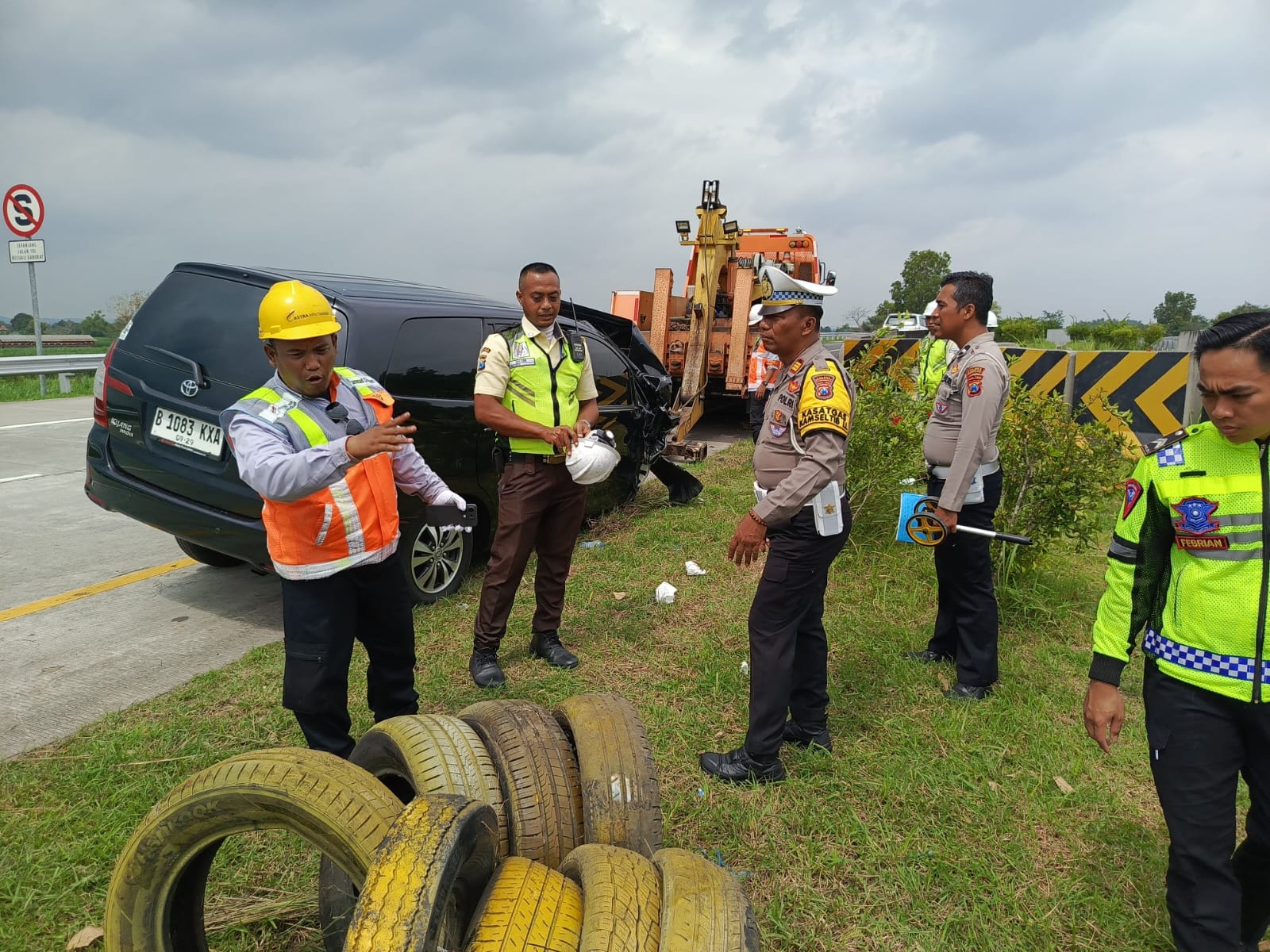 RINGSEK: Kondisi mobil setelah menabrak beton pembatas jalan di Tol Jomo KM 707+400, Dusun Banci, Desa/Kecamatan Gedeg, Kabupaten Mojokerto, Minggu (2/2) siang.