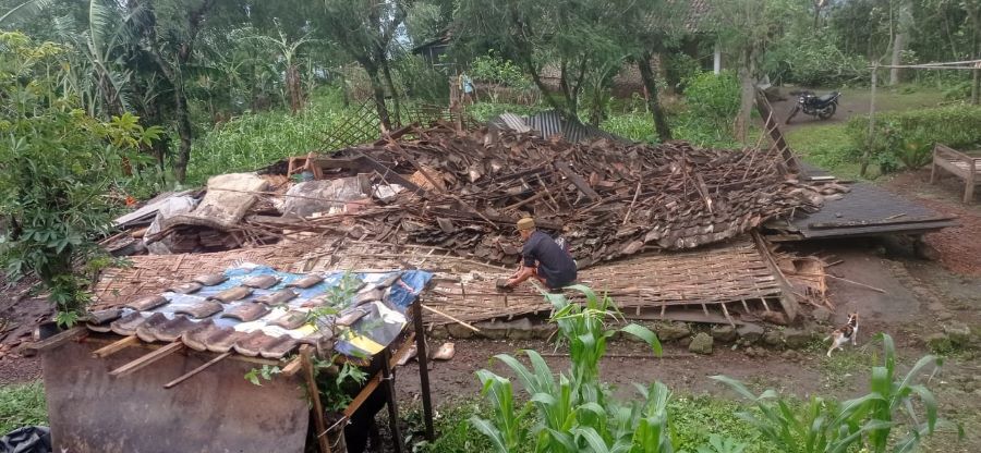 RUSAK BERAT: Dampak angin kencang di Desa Kunjorowesi, Kecamatan Ngoro, yang mengakibatkan rumah warga ambruk.