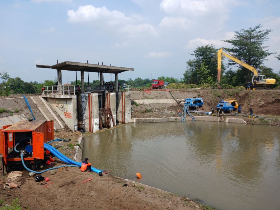 DIEVALUASI: Proses penyedotan air menggunakan pompa di Sipon Watudakon, Desa Pagerluyung, Kecamatan Gedeg, saat banjir melanda sejumlah desa di Kecamatan Sooko, 13 Desember 2024.