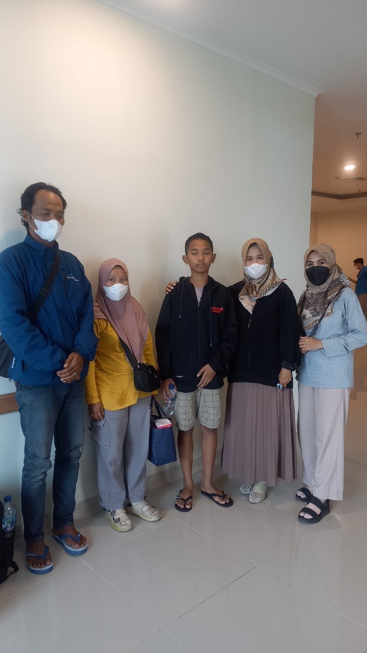 KEMBALI PULIH: Siswa Ahmad Muzaki, salah satu korban insiden outing class di Pantai Drini, Yogyakarta, didampingi keluarga dan Kepala SMPN 7 Mojokerto sebelum bertolak ke Mojokerto, Senin (3/2).