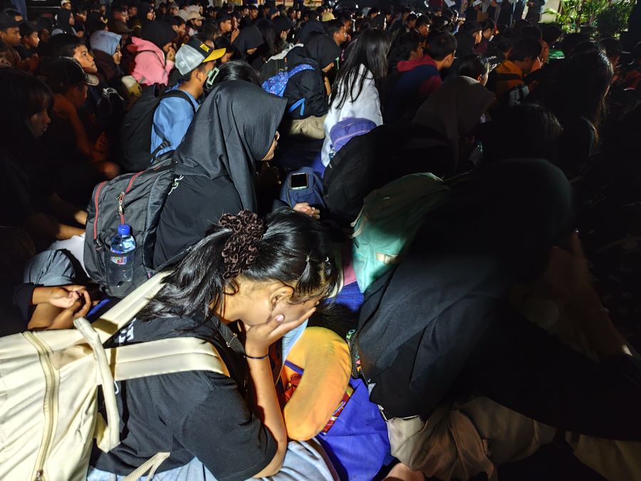 PENYEMBUHAN: Siswa SMPN 7 Mojokerto saat doa bersama saat tiba di Mojokerto usai kembali dari kegiatan outing class di Pantai Drini, Gunungkidul, Selasa (28/1) malam.