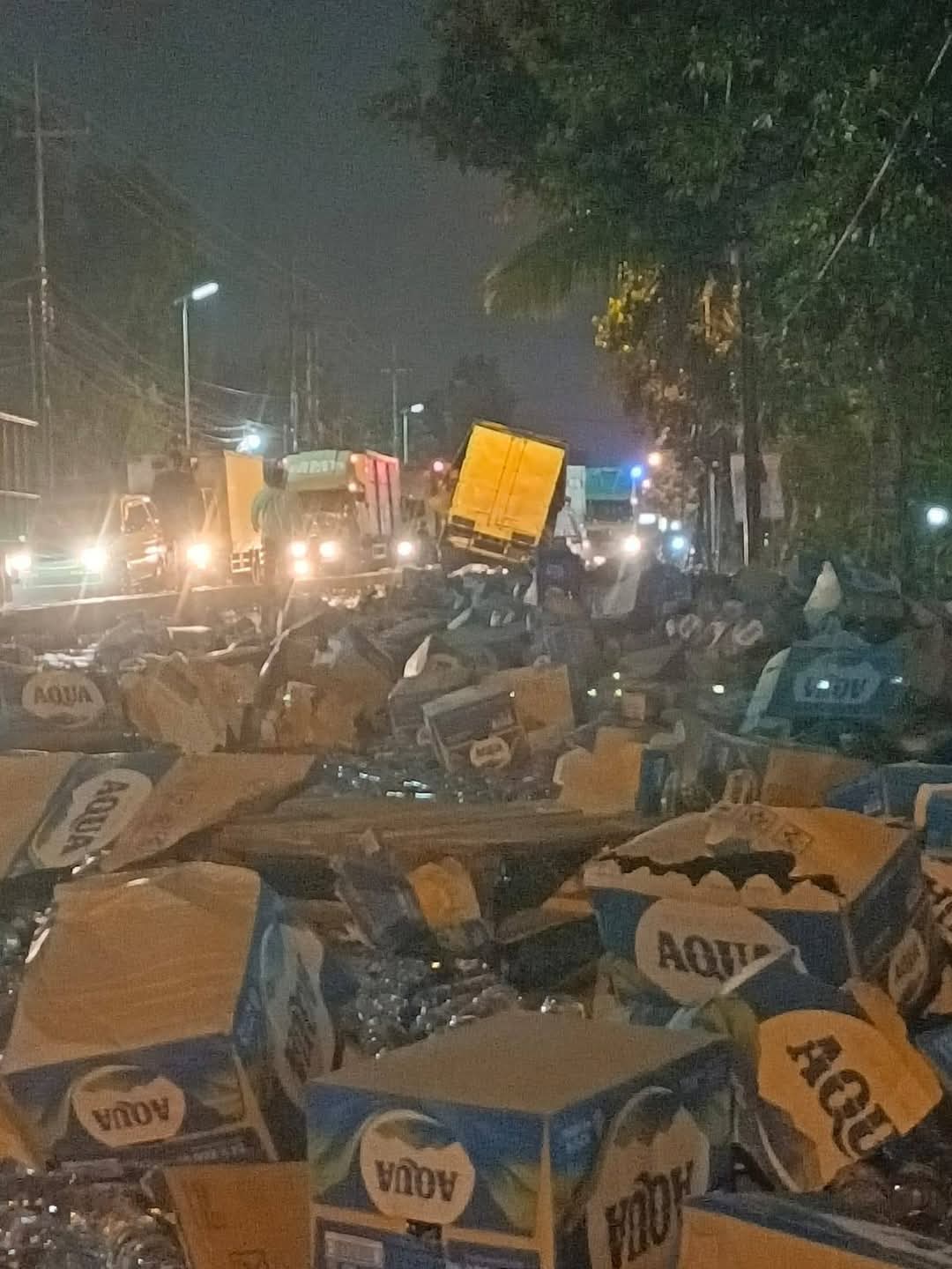 TERSANGKUT: Truk wing boks nopol S 9604 S menghantam median jalan di depan SPN Polda Jatim Bangsal, Selasa (4/2).