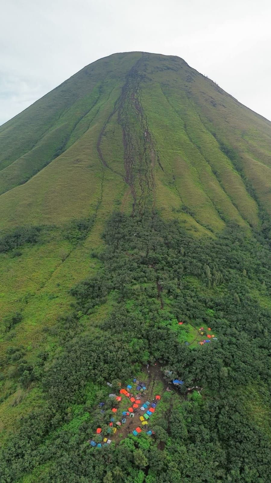 JUJUKAN WISATAWAN: Tenda pendaki berdiri di puncak bayangan Gunung Penanggungan, Kecamatan Trawas, beberapa waktu lalu.