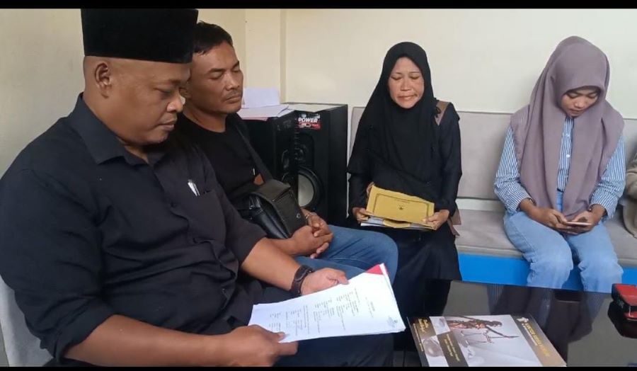 LAPOR POLISI: Pengacara Rif&rsquo;an Hanum bersama Yosef dan Istiqomah di Polres Gunungkidul, Yogyakarta, kemarin.