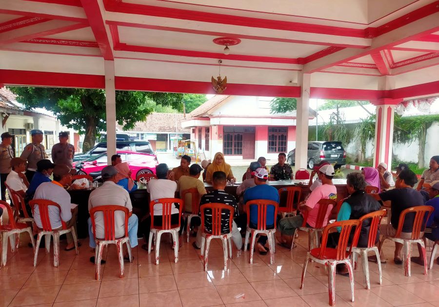 SAMPAIKAN TUNTUTAN: Warga meluruk balai desa meminta agar Kepala Dusun Sumberbendo, Desa Lolawang, Kecamatan Ngoro, diberhentikan, Selasa (4/2).