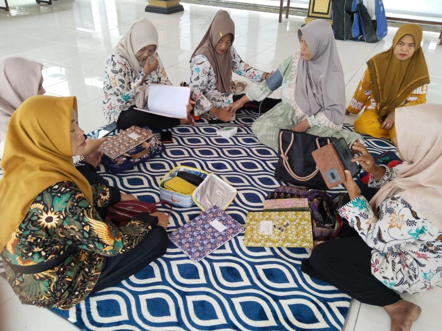 CEK KESEHATAN: Kegiatan rutin pelayanan kesehatan sebulan sekali yang dilakukan Kader Posyandu dan Posbindu