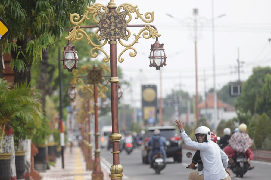 SUMBER CAHAYA: Lampu berornamen Majapahitan yang kini menjadi penerangan di ruas jalan protokol di Kota Mojokerto.