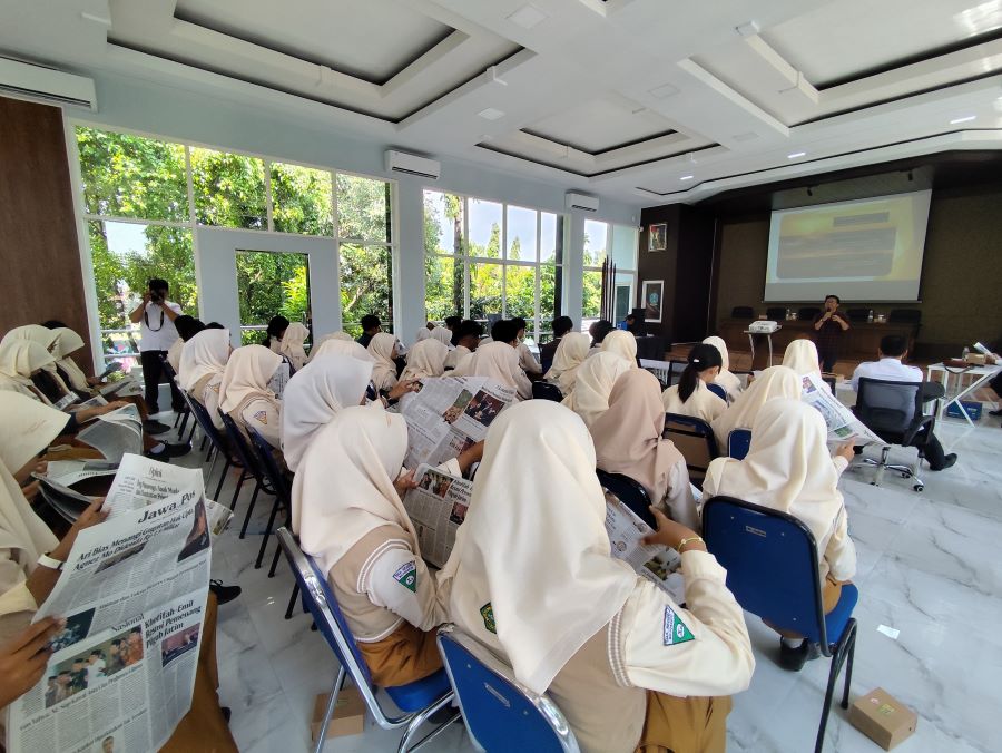 KOMPETEN: Siswa gabungan ekstrakurikuler literasi SMAN 2 Mojokerto mengikuti materi jurnalistik yang menghadirkan tiga pemateri dari Jawa Pos Radar Mojokerto, kemarin.