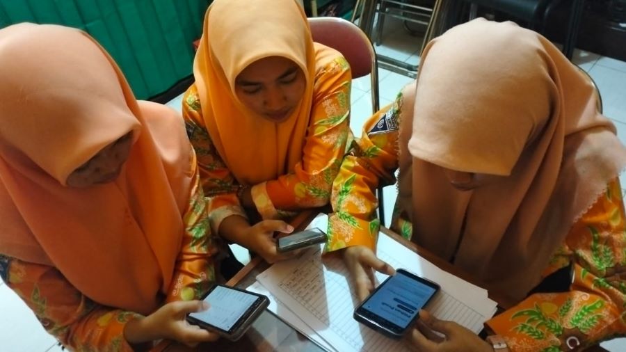 TENTUKAN PILIHAN: Siswa SMAN 1 Trawas mulai mendaftar lewat jalur SNBP melalui akun masing-masing, kemarin (6/2).