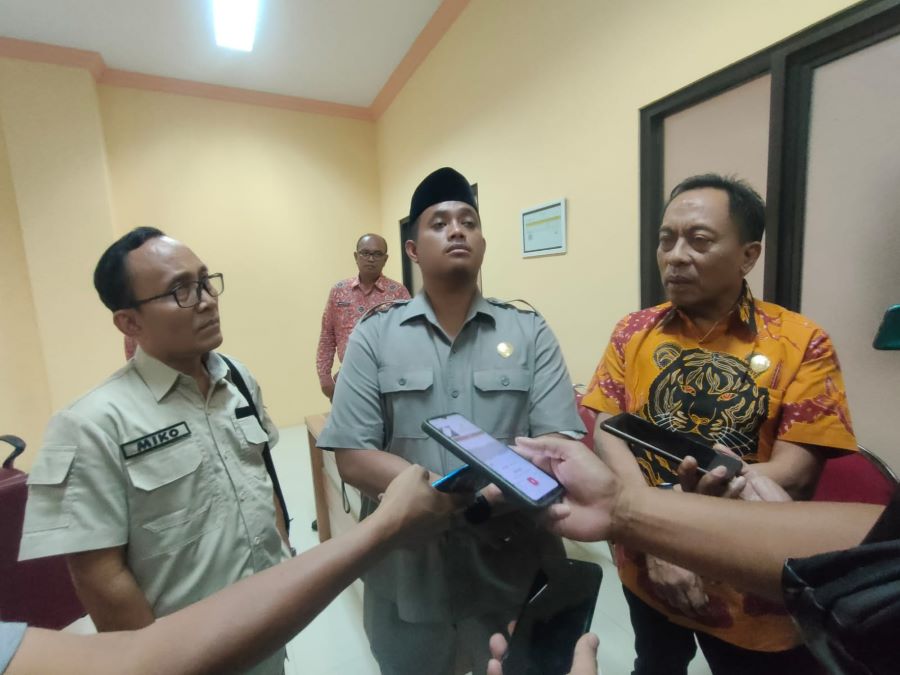 BERI KETERANGAN: Wakil Ketua DPRD Kabupaten Mojokerto Winajat didampingi anggota komisi I Ahmad Dofir dan Sujatmiko, memberikan keterangan usai RDP di kantor dewan jalan RA Basuni, Kecamatan Sooko.