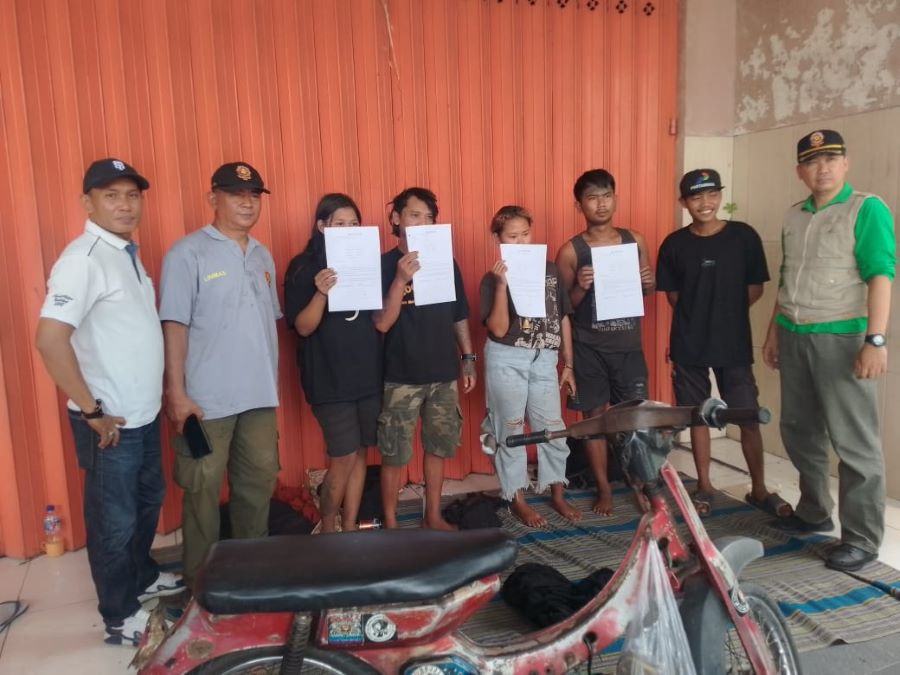 GANGGU KETERTIBAN: Petugas Satpol PP Kabupaten Mojokerto memberi teguran dan imbauan kepada PMKS yang biasa mangkal di persimpangan jalan, kemarin (7/2).