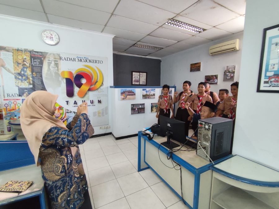 PENASARAN: Siswa SMPN 1 Trowulan mengunjungi newsroom Jawa Pos Radar Mojokerto untuk memperdalam wawasan jurnalistik, kemarin (7/2).