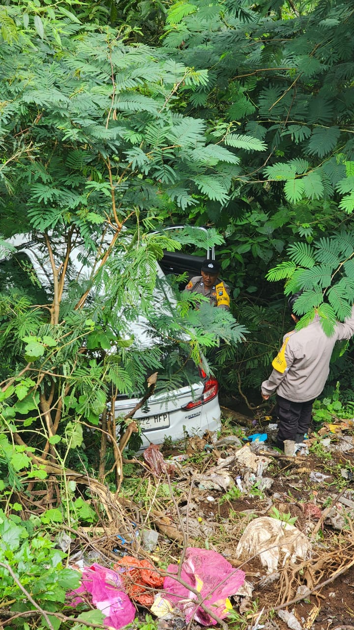 BIKIN GEGER: Sebuah mobil Suzuki Ertiga warna putih nopol B 1572 HFP ditemukan di dasar jurang tepi jalur Pacet &ndash; Cangar, Desa/Kecamatan Pacet, tanpa penumpang.