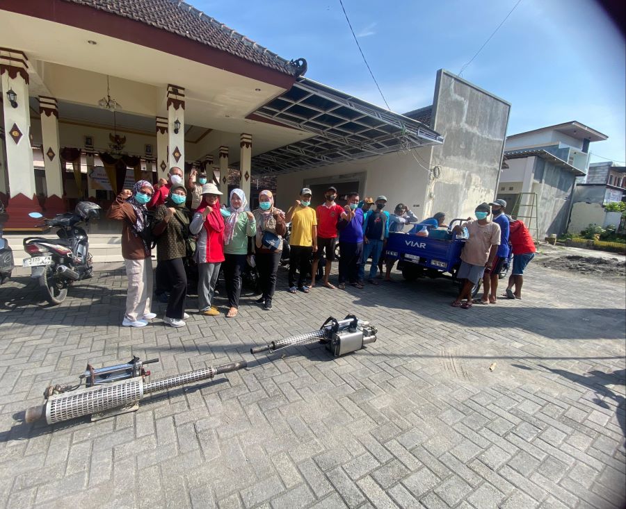 CEGAH PENYAKIT: Pemerintah Desa Mojowono bersama petugas Puskesmas Kemlagi melakukan fogging di permukiman warga.