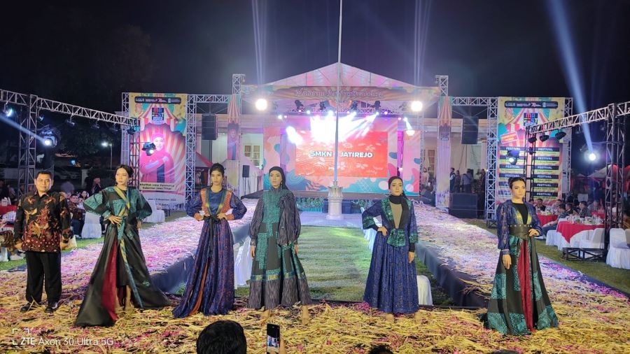 UNGGUL: Program keahlian tata busana di SMKN 1 Jatirejo kerap tampilkan karya dalam pameran.