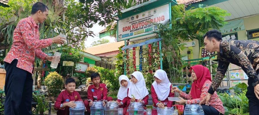 GOTONGROYONG: Siswa dan guru SDN Kutogirang melaksanakan kegiatan penghijauan di sekolah.