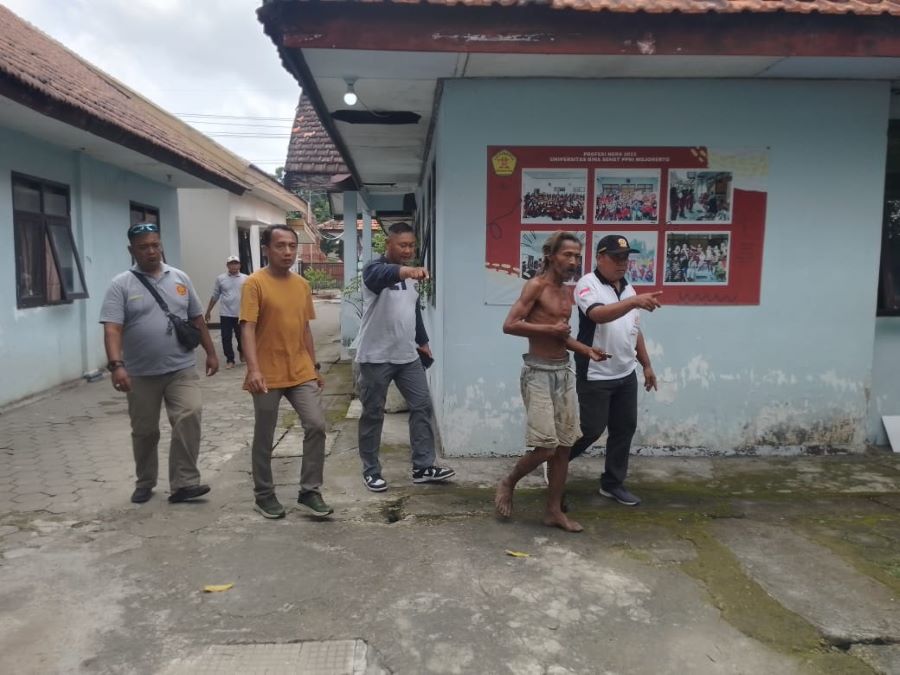 DIGIRING: Petugas membawa ODGJ ke kantor UPT Panti Werdha Mojopahit, Desa Kedungmaling, Kecamatan Sooko.