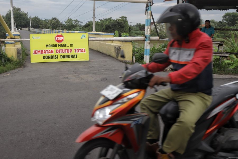 DALAM PERBAIKAN: Jembatan Pagerluyung yang menjadi jalur alternatif melintasi Sungai Brantas masih ditutup.