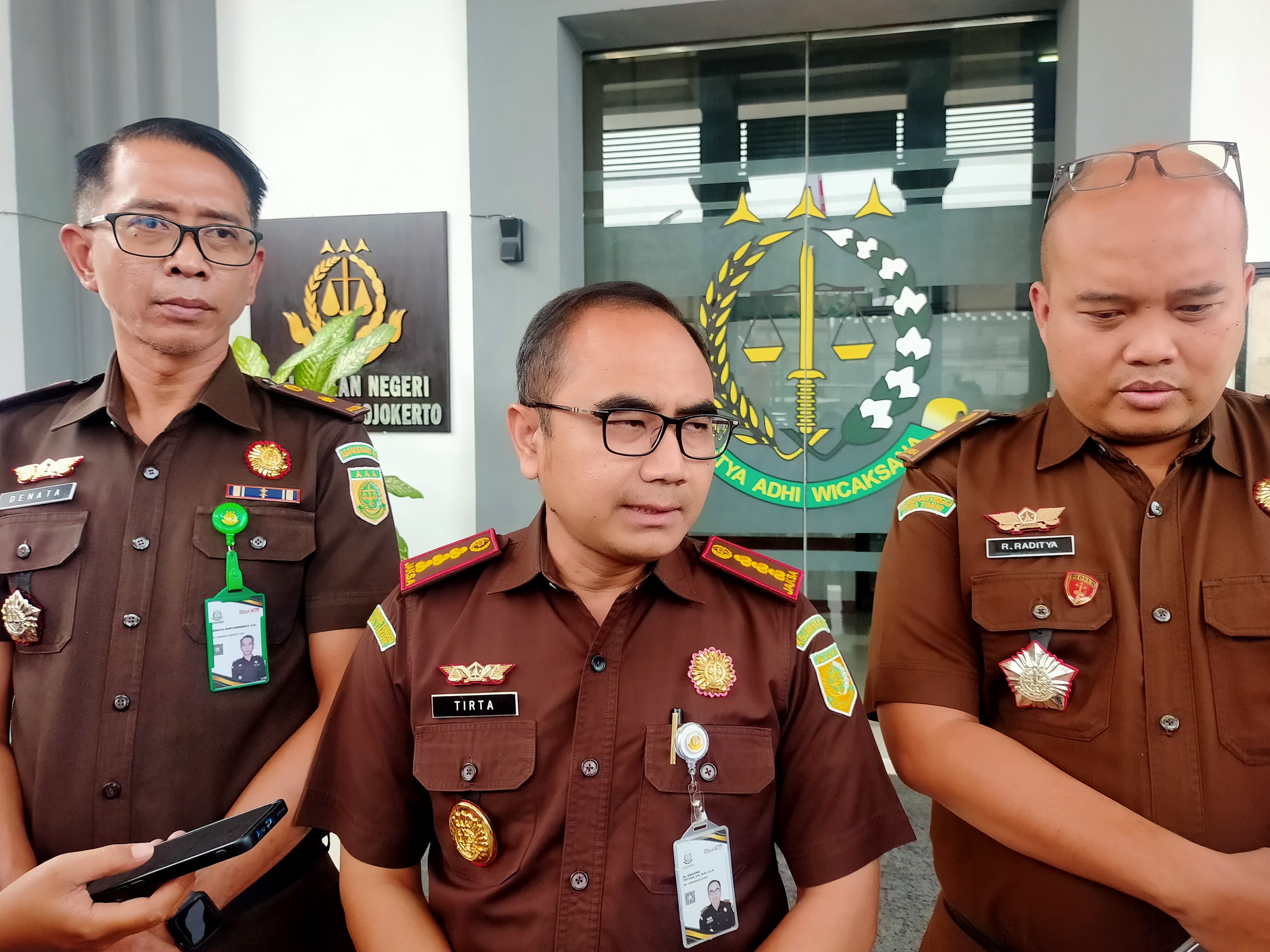 PENANGANAN PERKARA: Kajari Kabupaten Mojokerto Endang Tirtana (tengah) menyampaikan pers rilis kasus dugaan korupsi dana BLUD puskesmas, Senin (10/2).