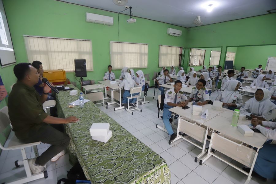 SERIUS TAPI ASYIK: Siswa SMKN 1 Jatirejo belajar ilmu jurnalistik dengan dipandu langsung tim redaksi Jawa Pos Radar Mojokerto, kemarin (10/2).