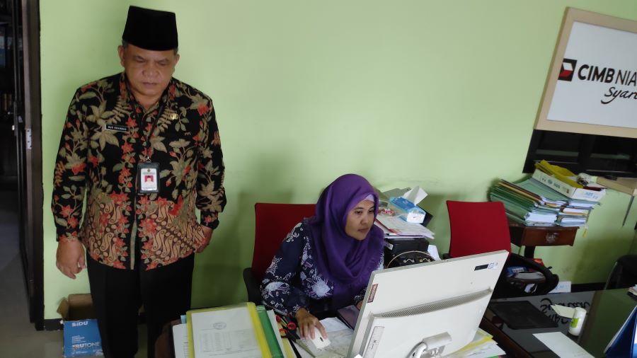BERTAMBAH: Petugas Kemenag Kabupaten Mojokerto mengecek dokumen administrasi Calon Jemaah Haji untuk keberangkatan tahun 2025.
