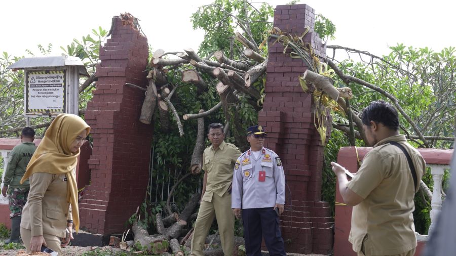 PENANGANAN: Plt Kepala Dishub Ruby Hartoyo dan Kepala DLH Amin Wachid meninjau salah satu rumah warga yang terdampak angin kencang di Kelurahan Blooto, Kecamatan Prajurit Kulon, Kota Mojokerto kemarin