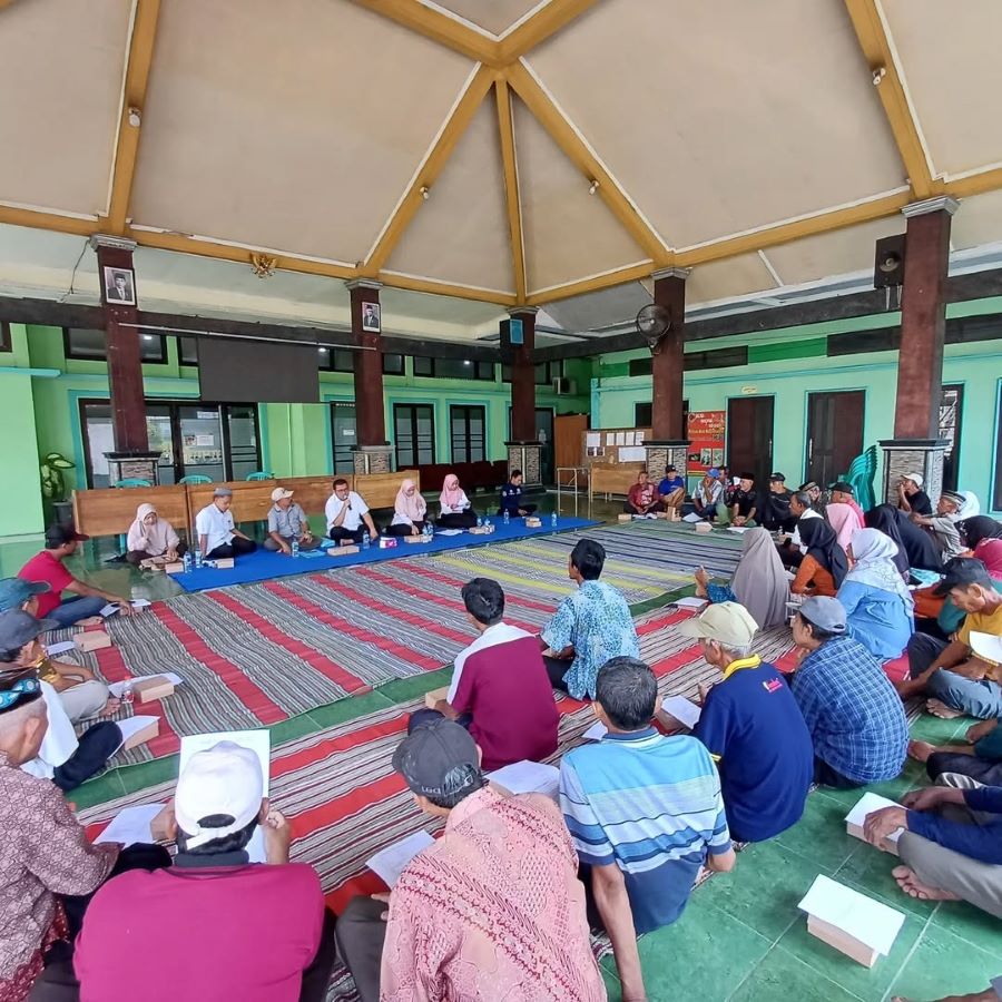 INOVATIF: Kepala Desa Sumbertanggul Candra Pambudi&nbsp;saat kegiatan bersama masyarakat di pendapa Balai Desa Sumbertanggul, Kecamatan Mojosari, Kabupaten Mojokerto.