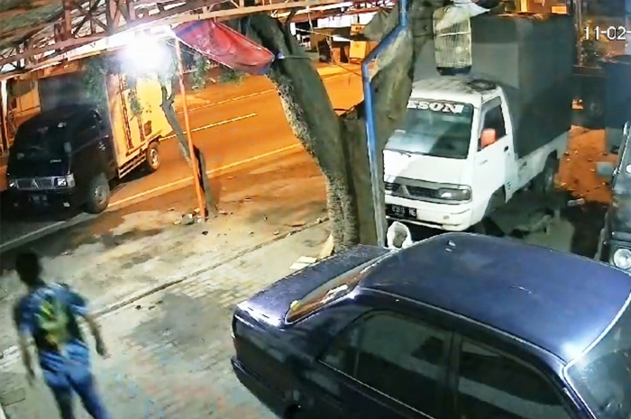 DIGONDOL MALING: Aksi pencurian mobil pikap boks Mitsubishi L300 yang sedang diperbaiki di bengkel, Dusun Karangsari, Desa Blimbingsari, Kecamatan Sooko, terekam CCTV, Selasa (11/2).