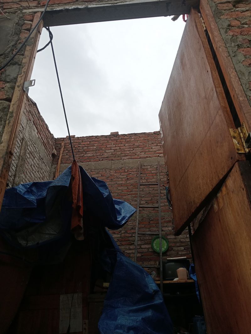 TERSINGKAP: Kondisi rumah yang terdampak angin kencang di Desa/Kecamatan Kemlagi, Minggu (9/2).