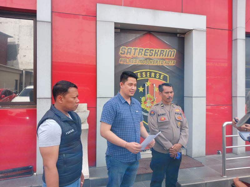 TAHAN TERSANGKA: Kasatreskrim Polres Mojokerto Kota AKP Siko Sesaria Putra Suma (tengah) menyampaikan keterangan ungkap kasus dugaan pemerkosaan, kemarin.