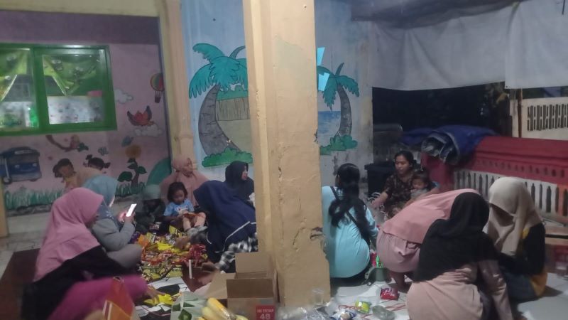 BERDAYA SAING: Relawan Rumah Belajar Al Ihsan di Desa/Kecamatan Sooko aktif mengedukasi kaum perempuan agar lebih mandiri.